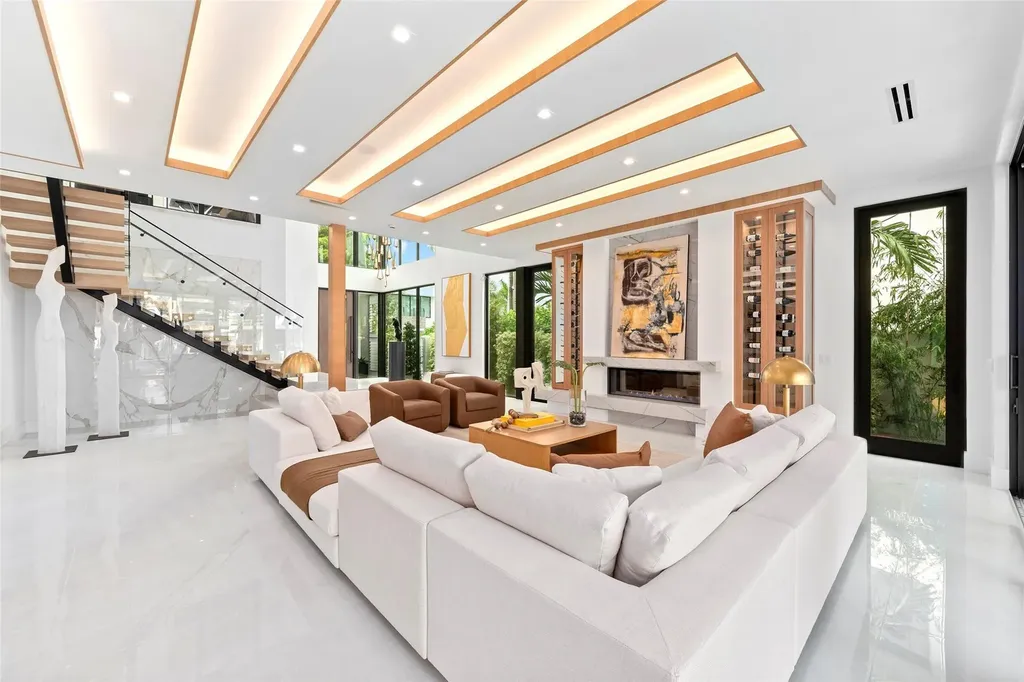 24 Fiesta Way Fort Lauderdale FL 33301