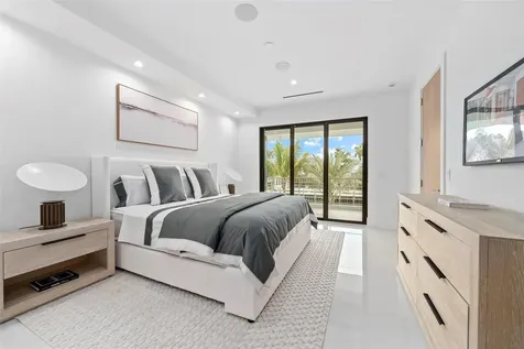 24 Fiesta Way Fort Lauderdale FL 33301