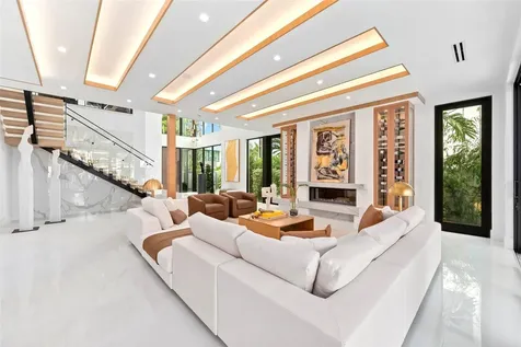 24 Fiesta Way Fort Lauderdale FL 33301