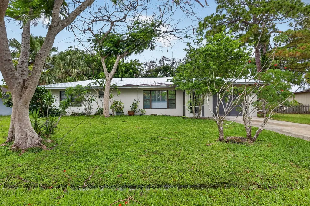 941 SE Atlantus Avenue Port St Lucie FL 34983
