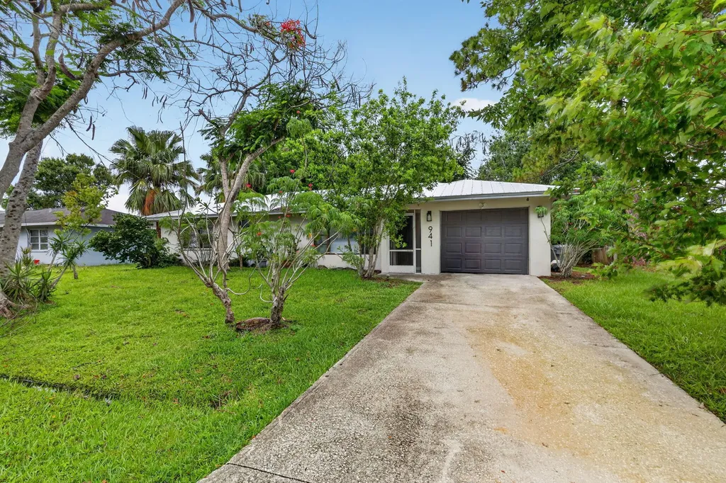 941 SE Atlantus Avenue Port St Lucie FL 34983