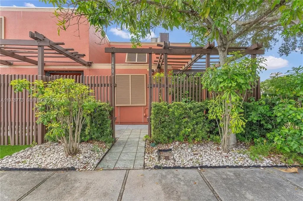 1490 Laguna Lane Pembroke Pines FL 33026