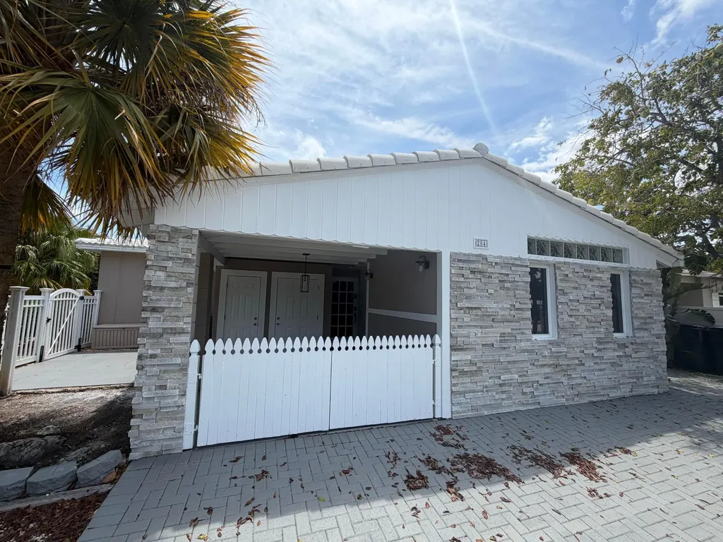204 S Seacrest Circle Delray Beach FL 33444