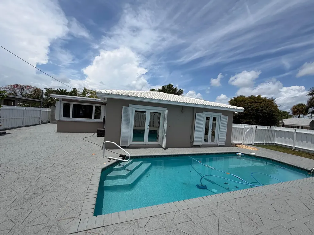 204 S Seacrest Circle Delray Beach FL 33444