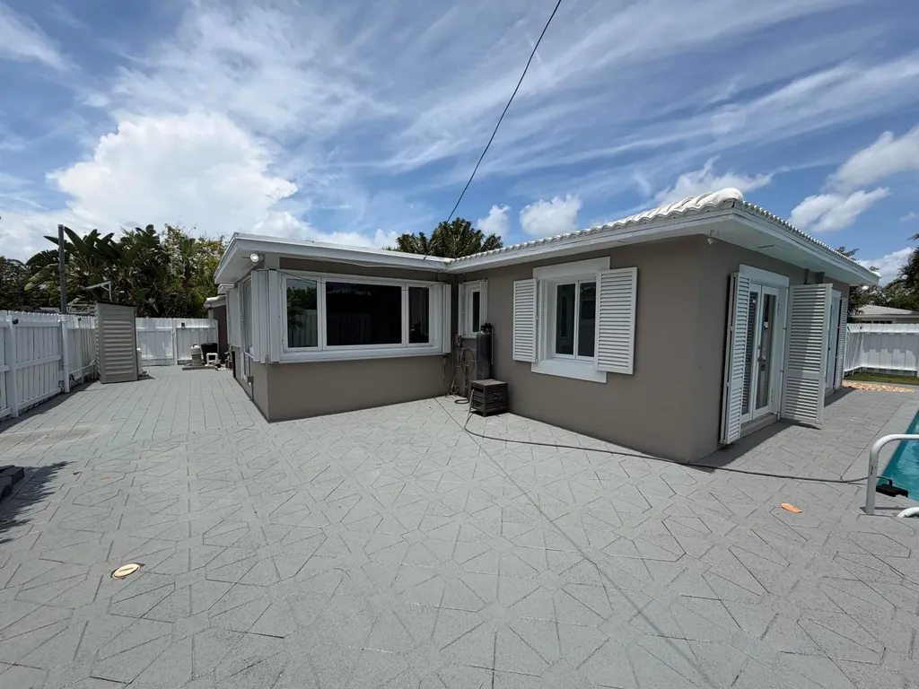 204 S Seacrest Circle Delray Beach FL 33444