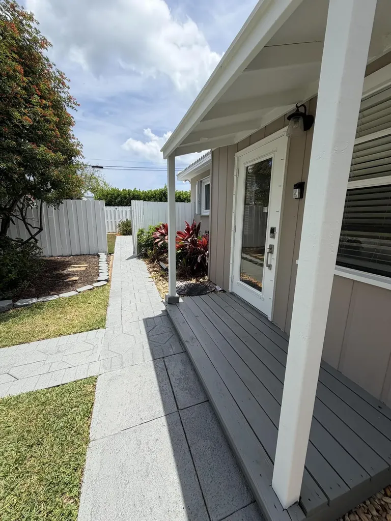204 S Seacrest Circle Delray Beach FL 33444