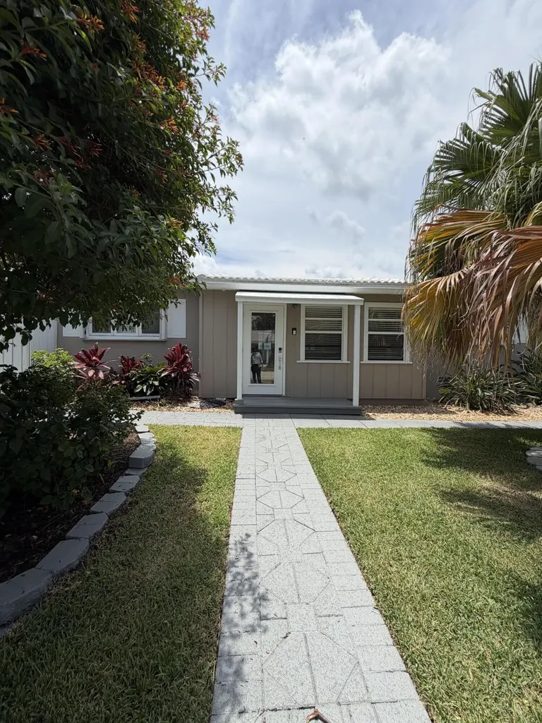 204 S Seacrest Circle Delray Beach FL 33444
