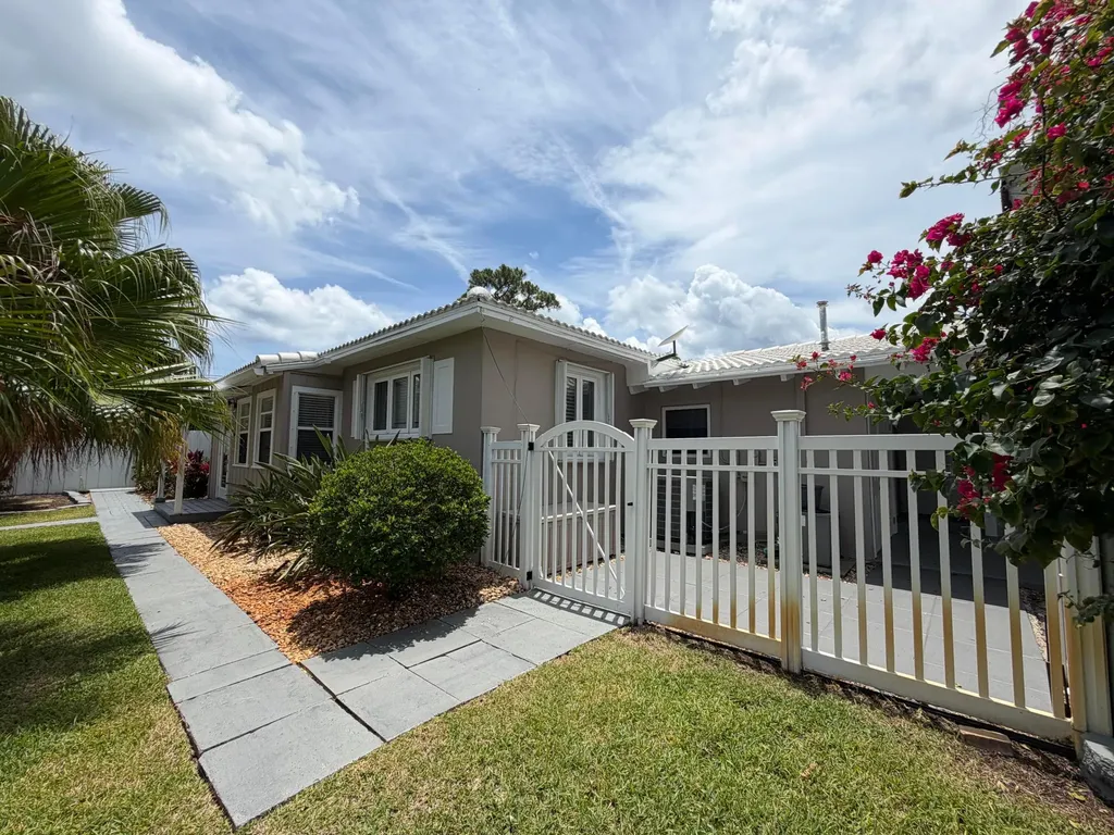 204 S Seacrest Circle Delray Beach FL 33444