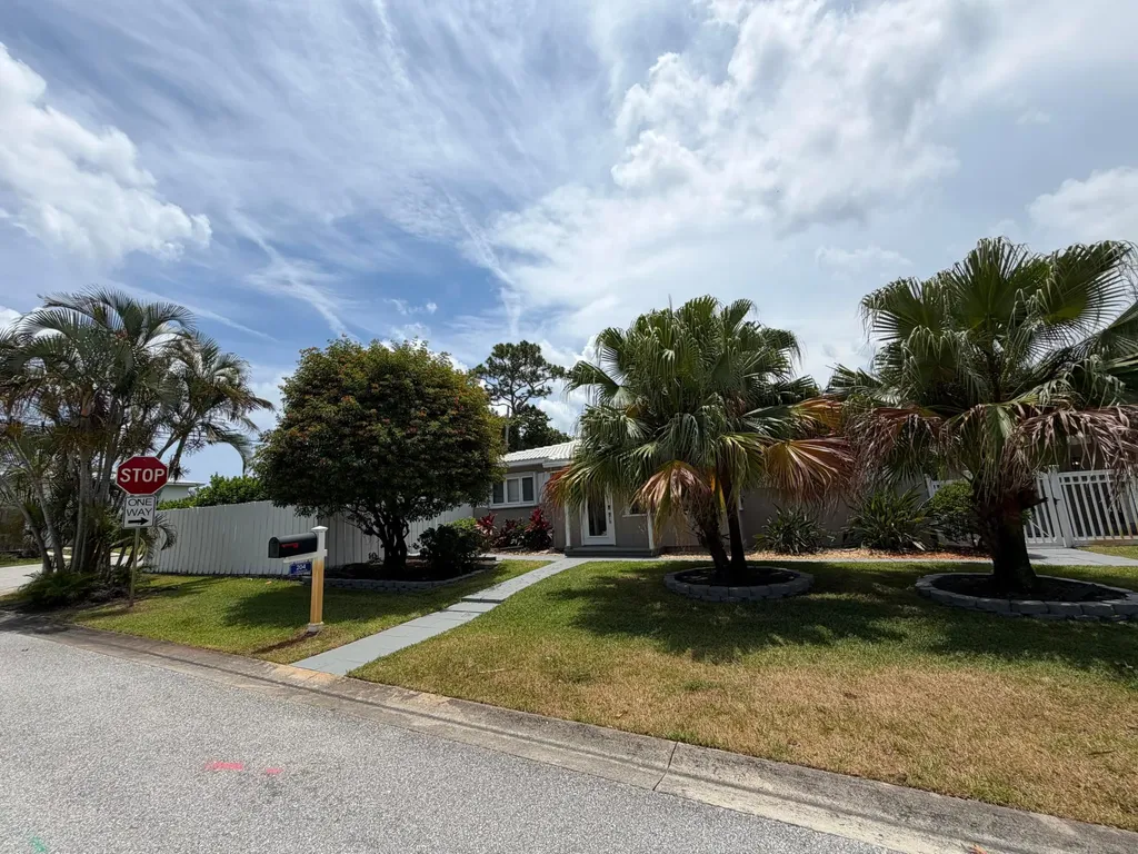 204 S Seacrest Circle Delray Beach FL 33444