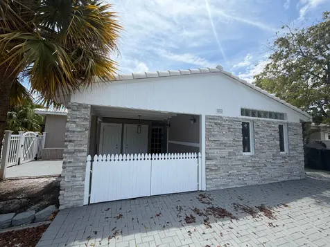 204 S Seacrest Circle Delray Beach FL 33444