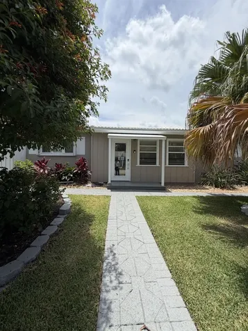 204 S Seacrest Circle Delray Beach FL 33444