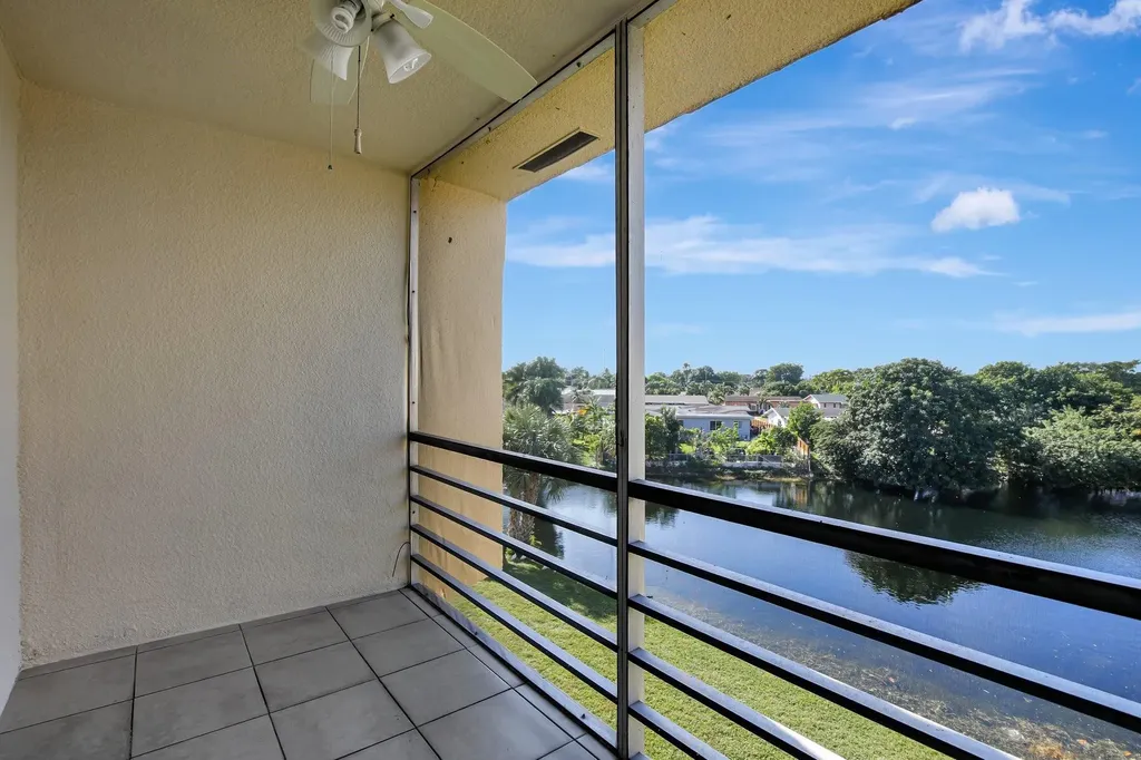 8225 Sunrise Lakes Drive N Sunrise FL 33322