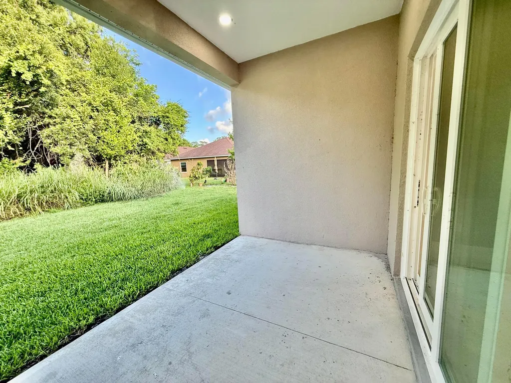 660 NE Moss Rose Place Port St Lucie FL 34983