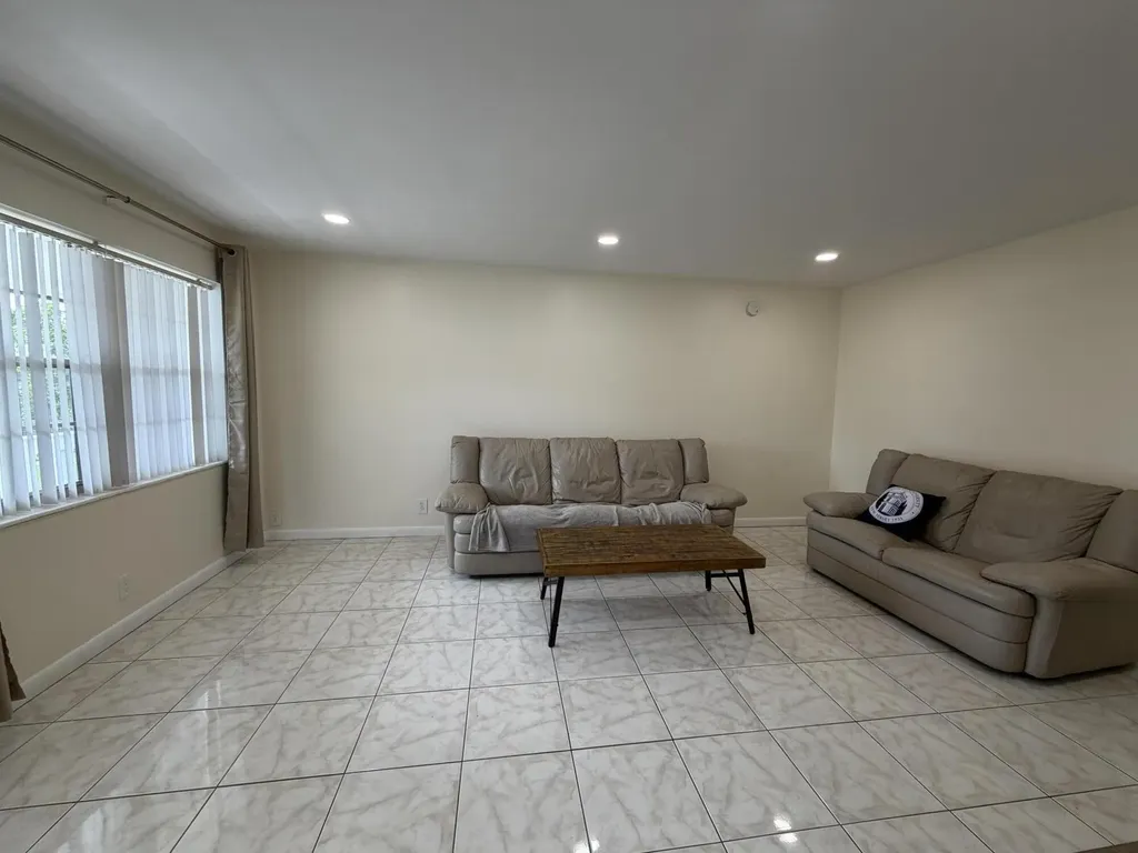 229 E Durham E Deerfield Beach FL 33442