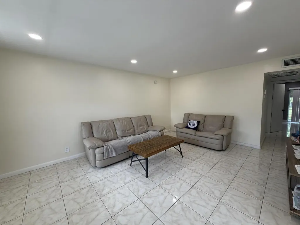 229 E Durham E Deerfield Beach FL 33442