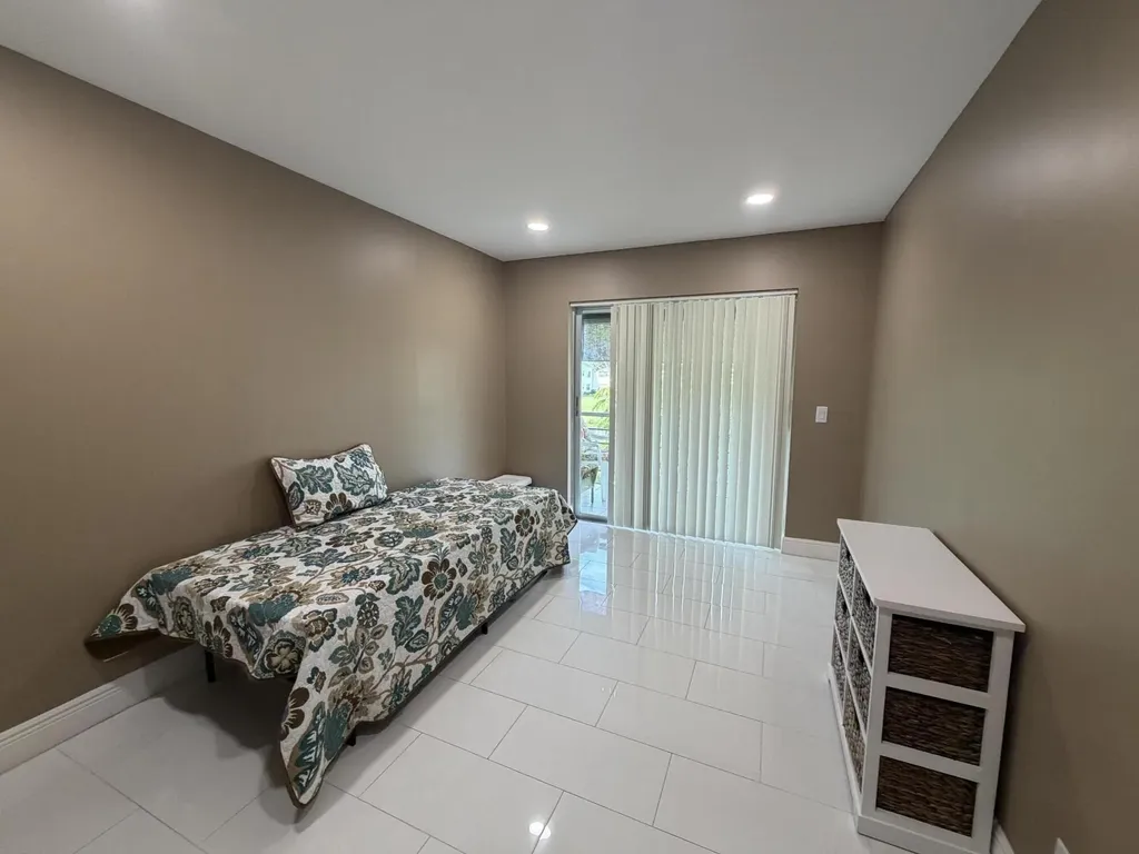229 E Durham E Deerfield Beach FL 33442
