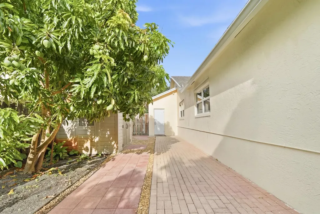 5787 SW 57th Way Davie FL 33314