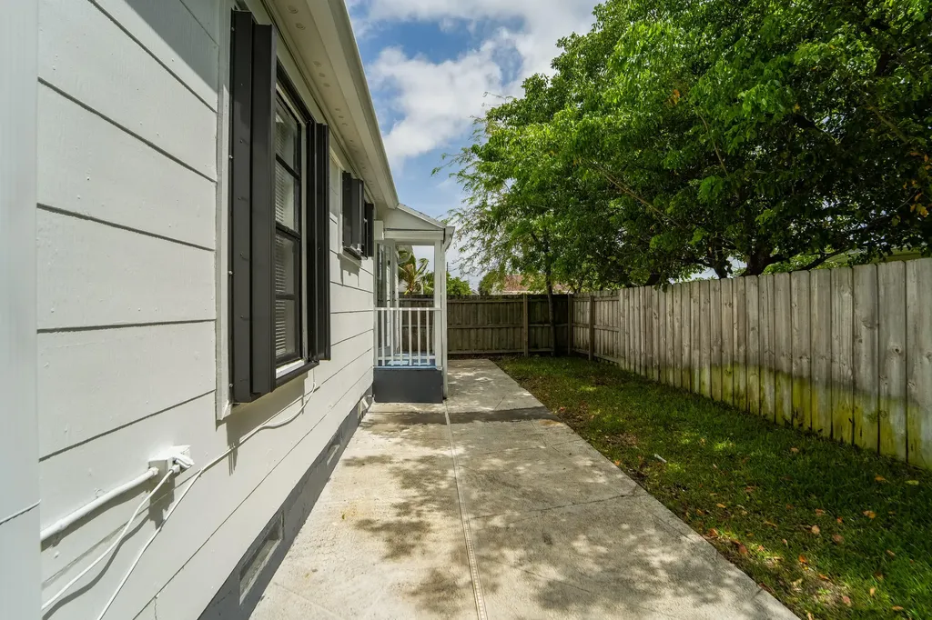 5000 Lake Avenue West Palm Beach FL 33405