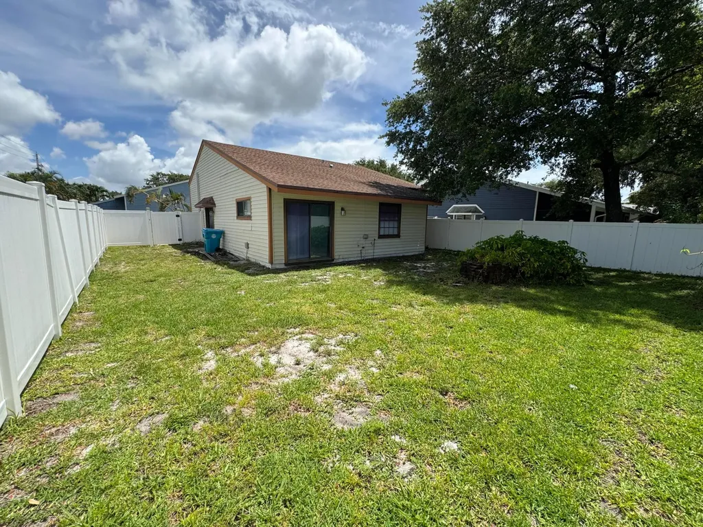 23 Buxton Lane Boynton Beach FL 33426