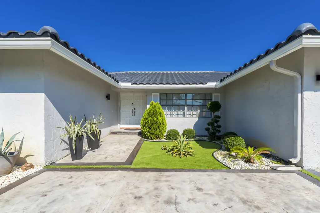 8555 SW 1st Place Coral Springs FL 33071