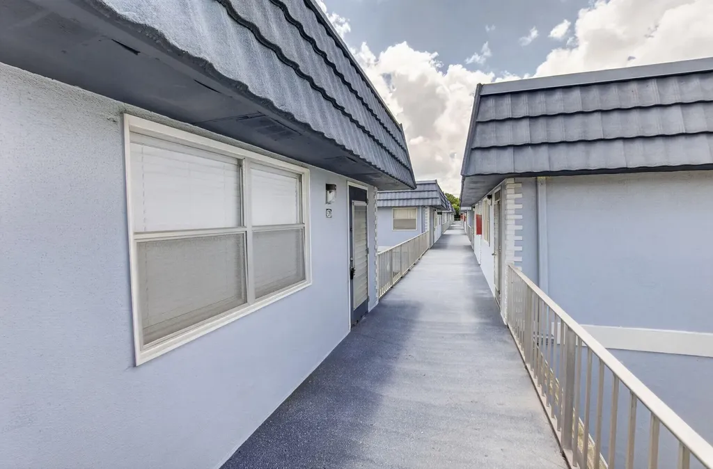270 Brittany F Delray Beach FL 33446