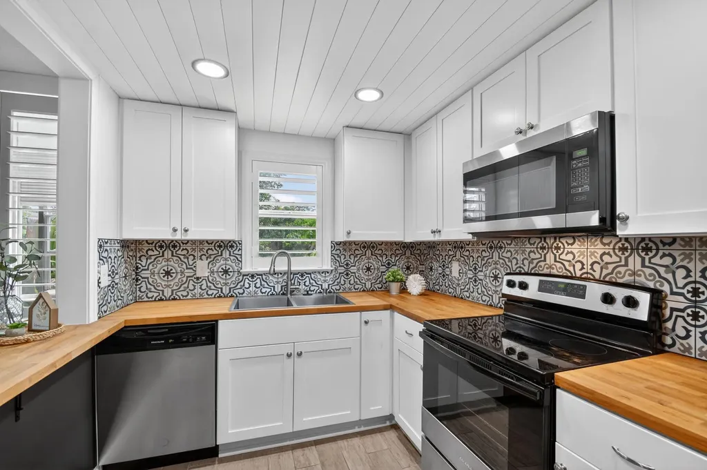 500 Davis Road Palm Springs FL 33461