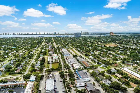 810 Park Avenue Lake Park FL 33403