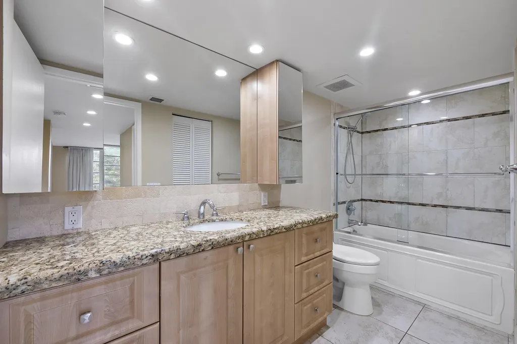 3900 Oaks Clubhouse Drive Pompano Beach FL 33069
