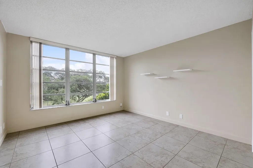 3900 Oaks Clubhouse Drive Pompano Beach FL 33069