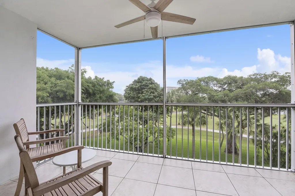 3900 Oaks Clubhouse Drive Pompano Beach FL 33069