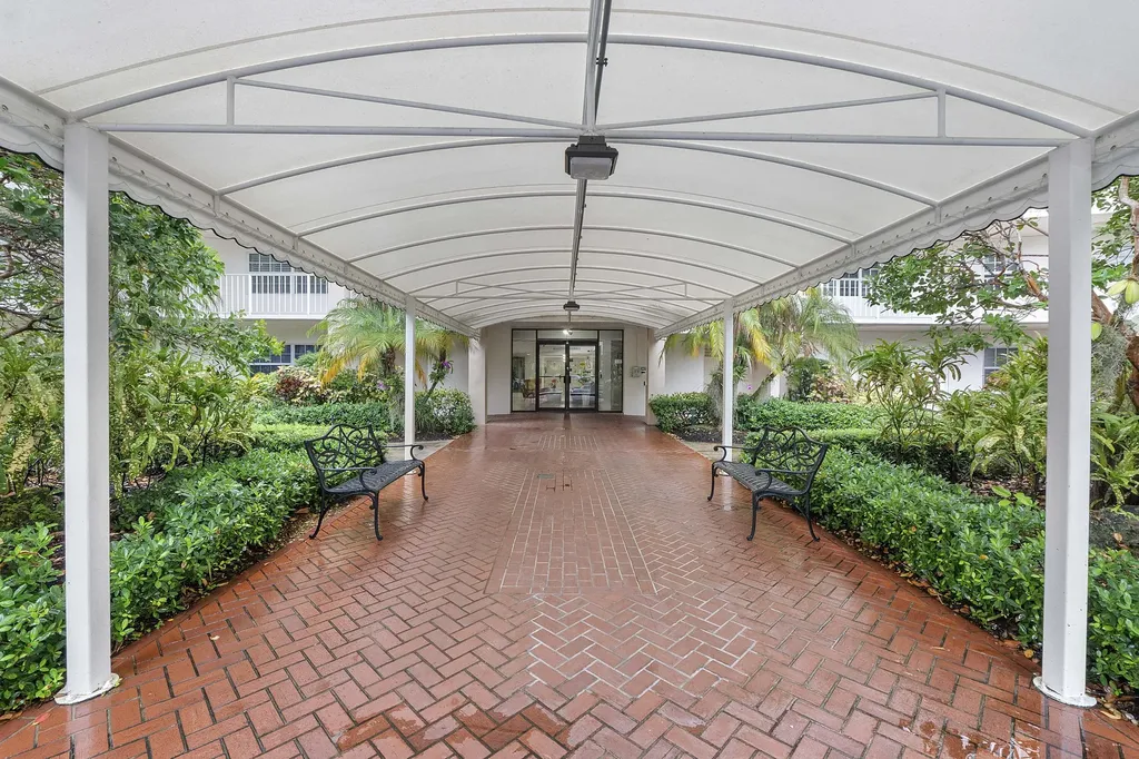 3900 Oaks Clubhouse Drive Pompano Beach FL 33069