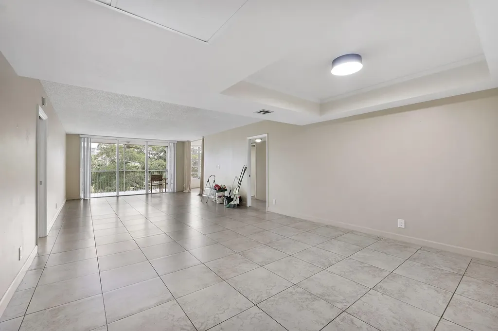 3900 Oaks Clubhouse Drive Pompano Beach FL 33069