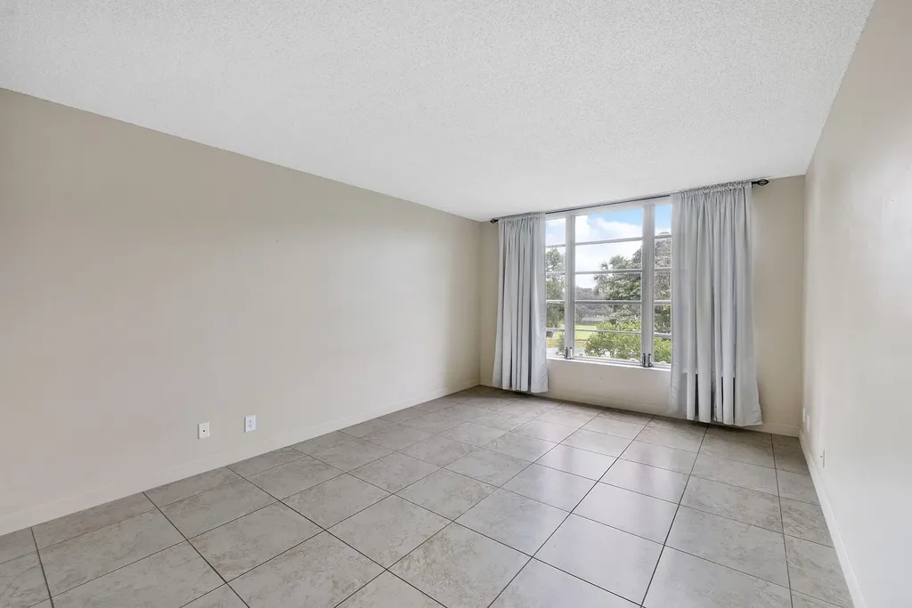 3900 Oaks Clubhouse Drive Pompano Beach FL 33069