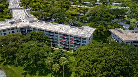 3900 Oaks Clubhouse Drive Pompano Beach FL 33069