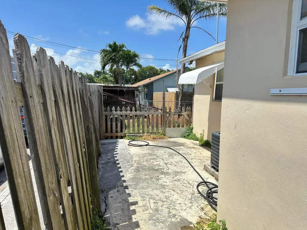 527 Puritan Road West Palm Beach FL 33405