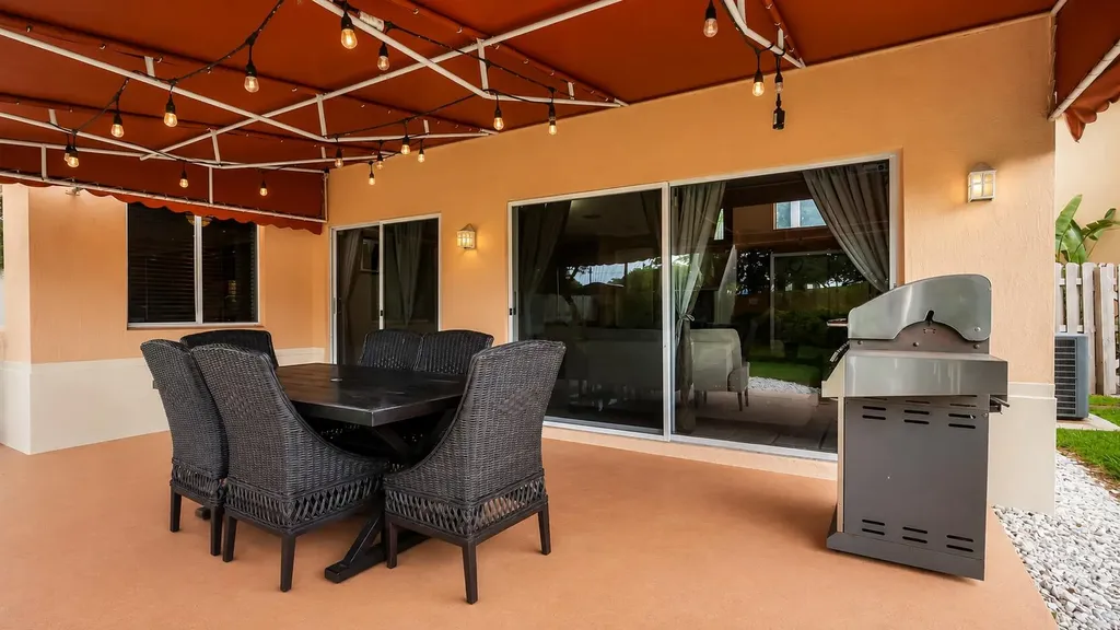 2510 Rampart Way S Hollywood FL 33026