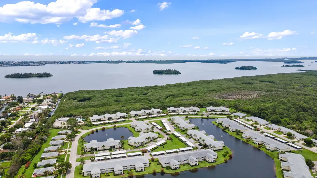 625 W Lake Jasmine Circle Vero Beach FL 32962