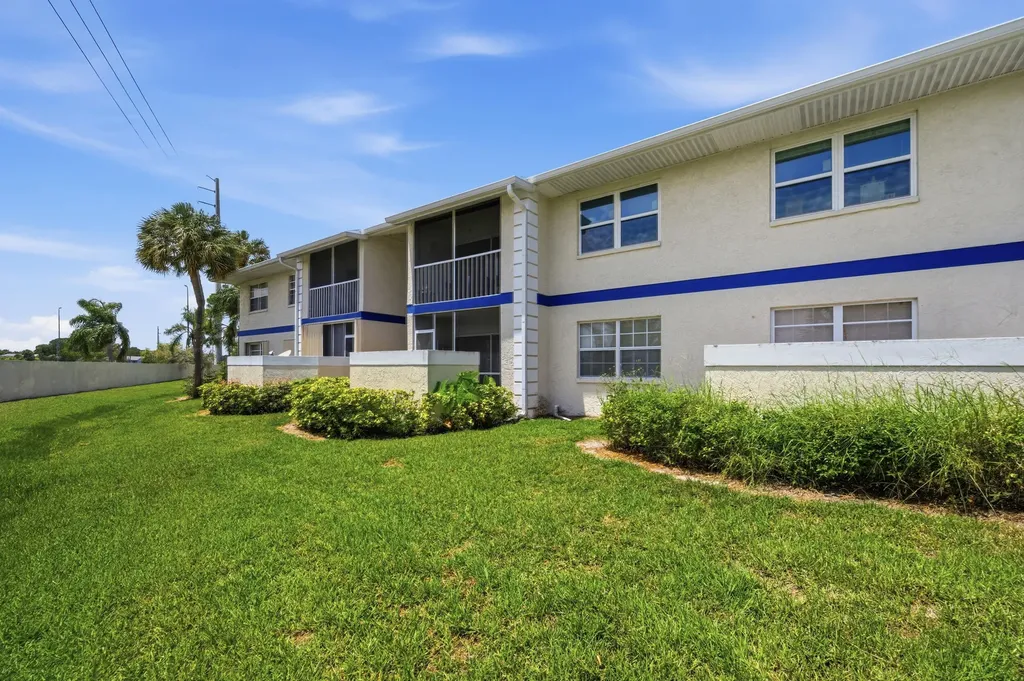 1530 SE Royal Green Circle Port St Lucie FL 34952