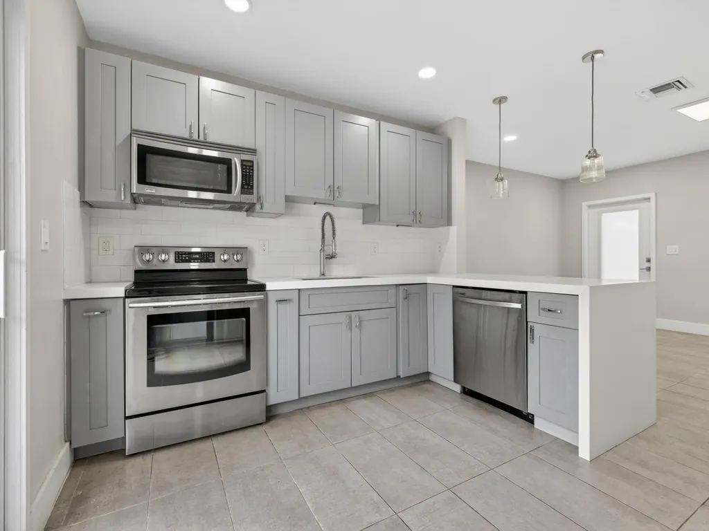 128 SW 22nd Terrace Fort Lauderdale FL 33312