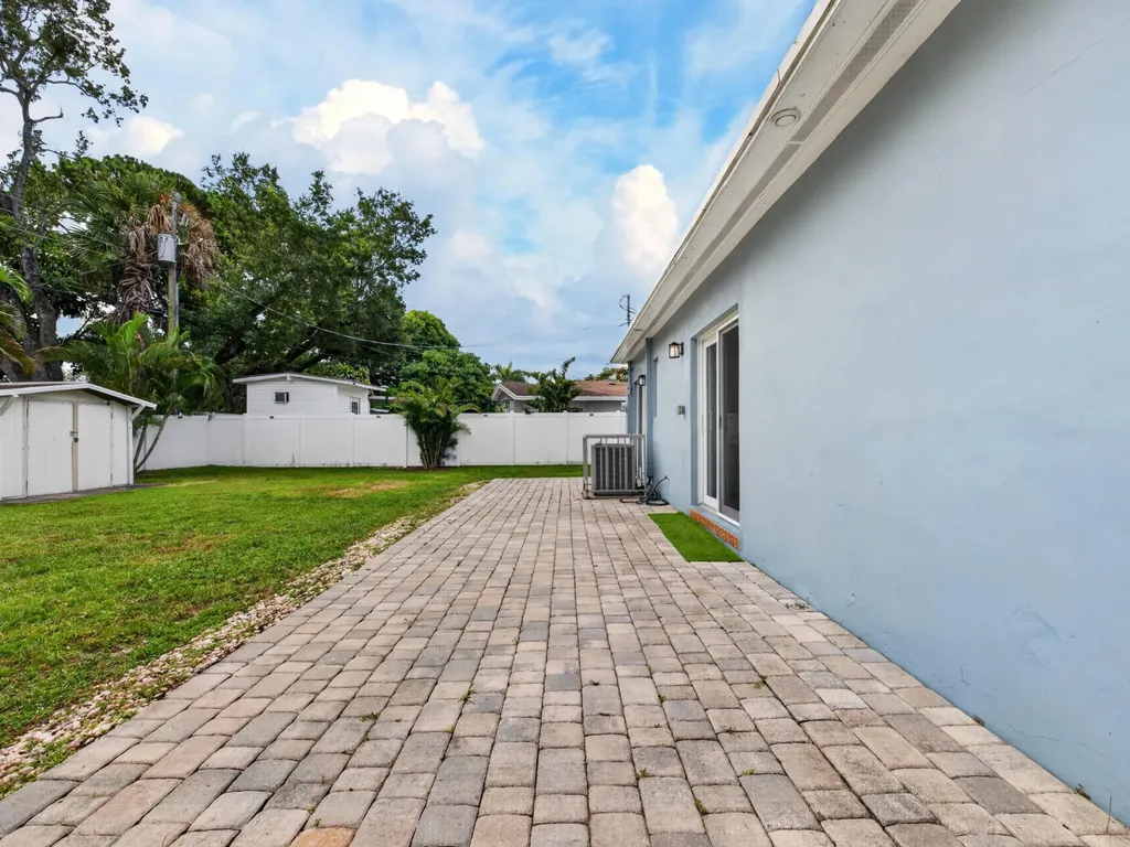 128 SW 22nd Terrace Fort Lauderdale FL 33312