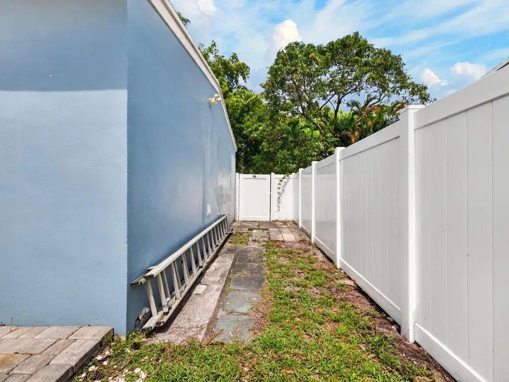 128 SW 22nd Terrace Fort Lauderdale FL 33312