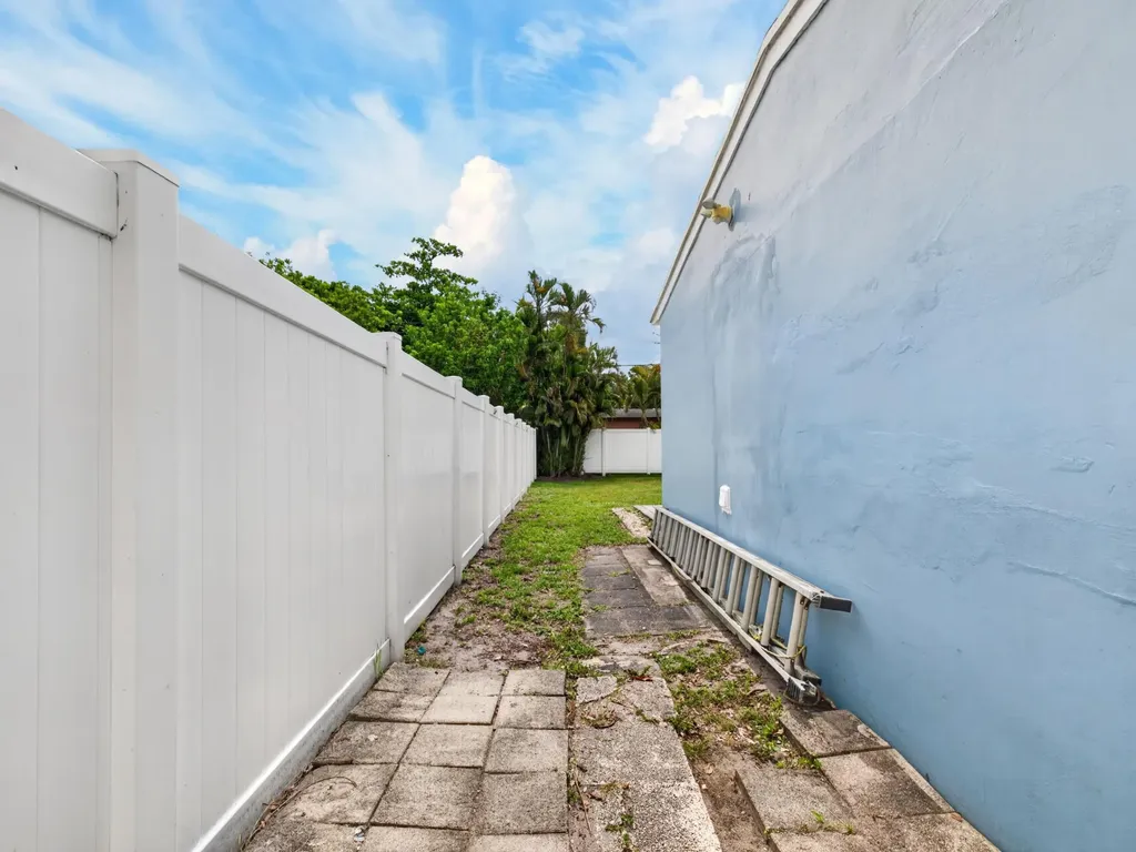 128 SW 22nd Terrace Fort Lauderdale FL 33312