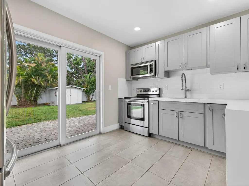 128 SW 22nd Terrace Fort Lauderdale FL 33312