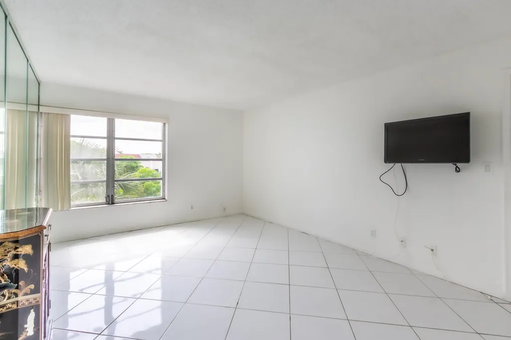 3531 Inverrary Drive Lauderhill FL 33319