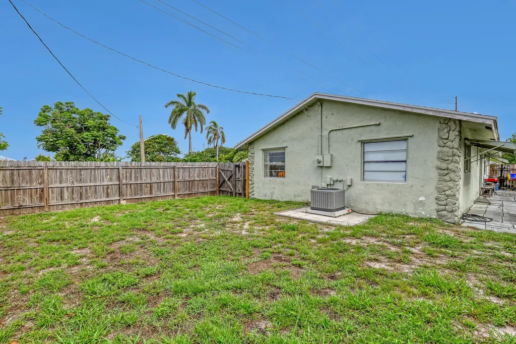 302 SW 8th Street Boynton Beach FL 33426