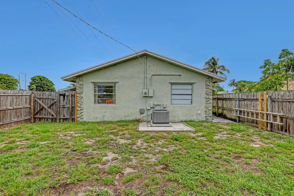 302 SW 8th Street Boynton Beach FL 33426