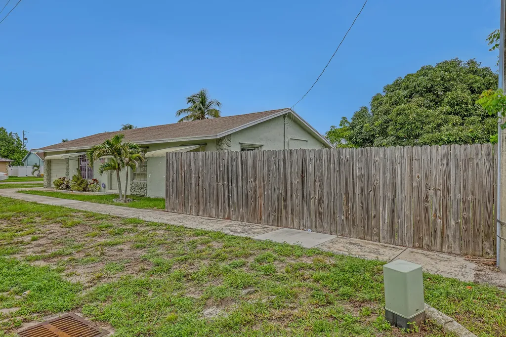 302 SW 8th Street Boynton Beach FL 33426