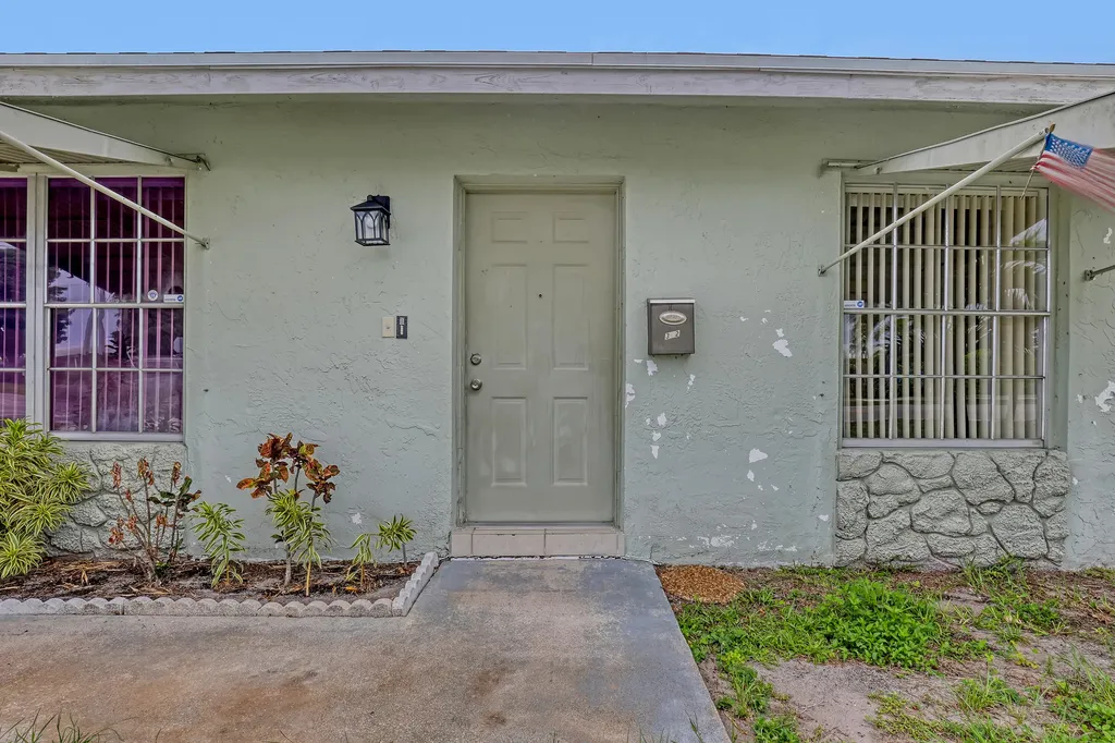 302 SW 8th Street Boynton Beach FL 33426