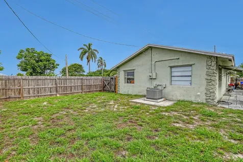 302 SW 8th Street Boynton Beach FL 33426