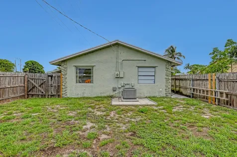 302 SW 8th Street Boynton Beach FL 33426